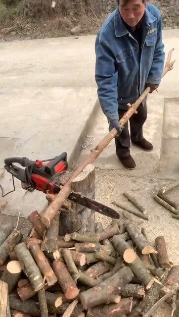 锯木头搞笑视频吃瓜,吃瓜群众笑翻餐桌,网友:这木头太会“说话”了!