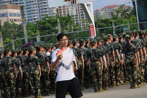 师兄师姐军训吃瓜视频,师兄师姐吃瓜视频背后的青春回忆